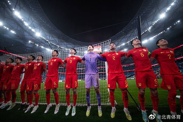 于是两人干脆不拍时也铐在一起，找;两人三手的感觉，逐渐培养起了默契后，张涵予表示;只要一个眼神，手一碰到，就知道接下来要怎么做